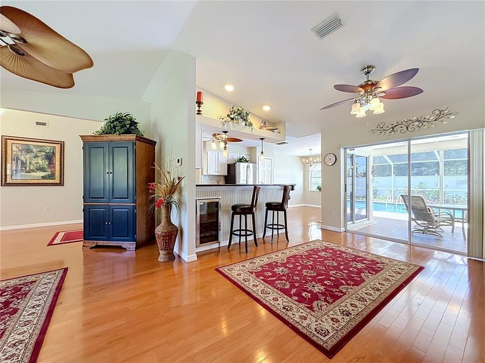Activo con contrato: $369,500 (3 camas, 2 baños, 1729 Pies cuadrados)