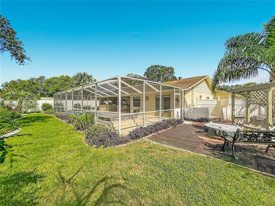 Activo con contrato: $369,500 (3 camas, 2 baños, 1729 Pies cuadrados)