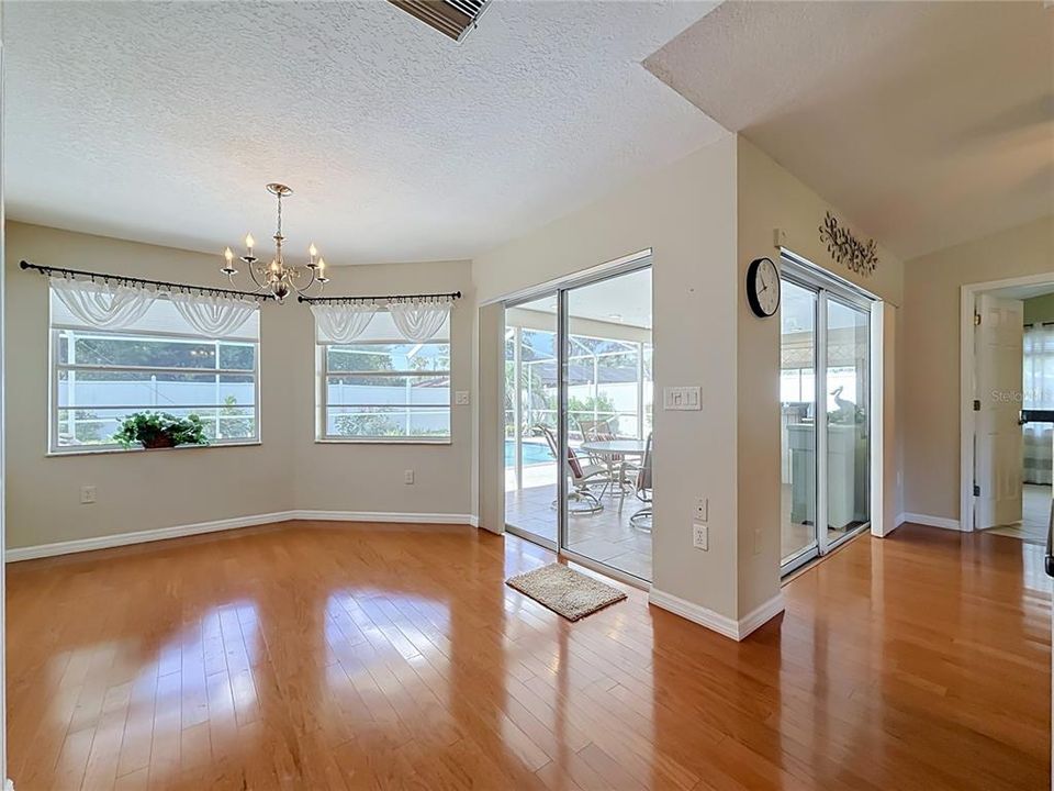Activo con contrato: $369,500 (3 camas, 2 baños, 1729 Pies cuadrados)