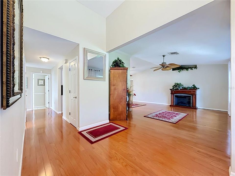 Activo con contrato: $369,500 (3 camas, 2 baños, 1729 Pies cuadrados)