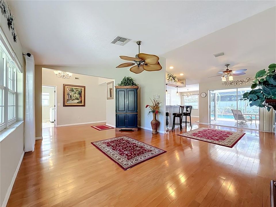 Activo con contrato: $369,500 (3 camas, 2 baños, 1729 Pies cuadrados)