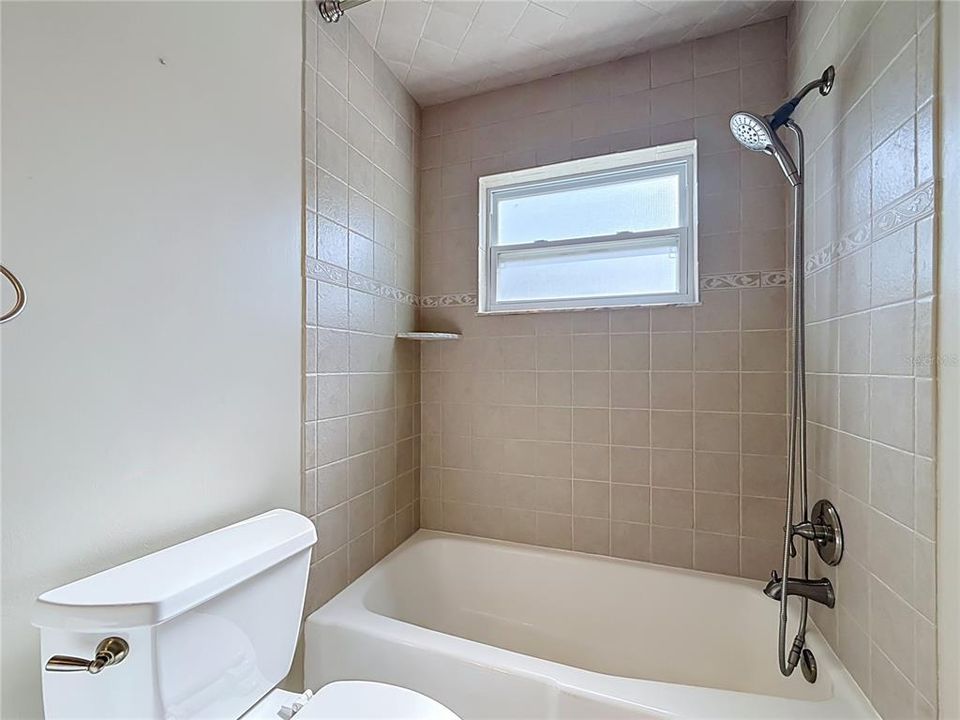 Activo con contrato: $369,500 (3 camas, 2 baños, 1729 Pies cuadrados)