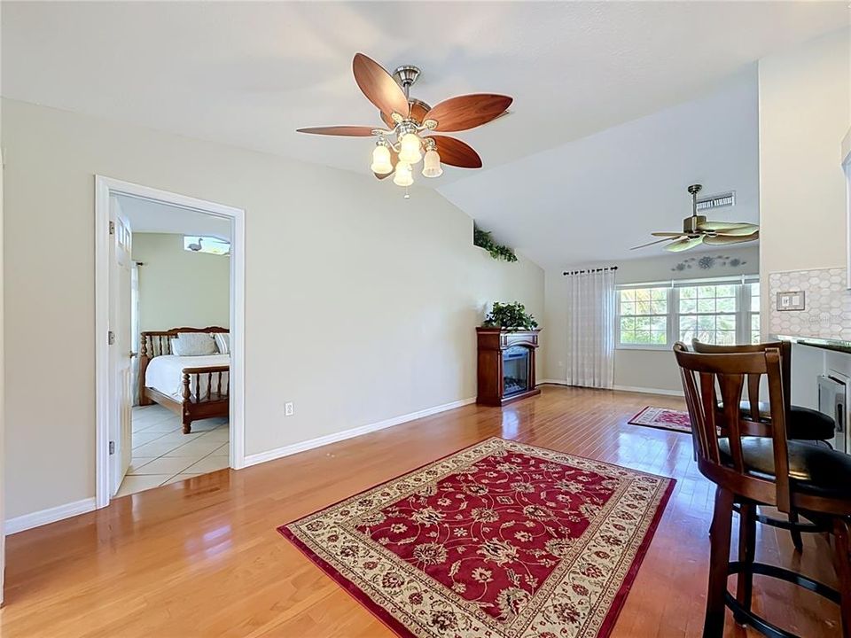 Activo con contrato: $369,500 (3 camas, 2 baños, 1729 Pies cuadrados)