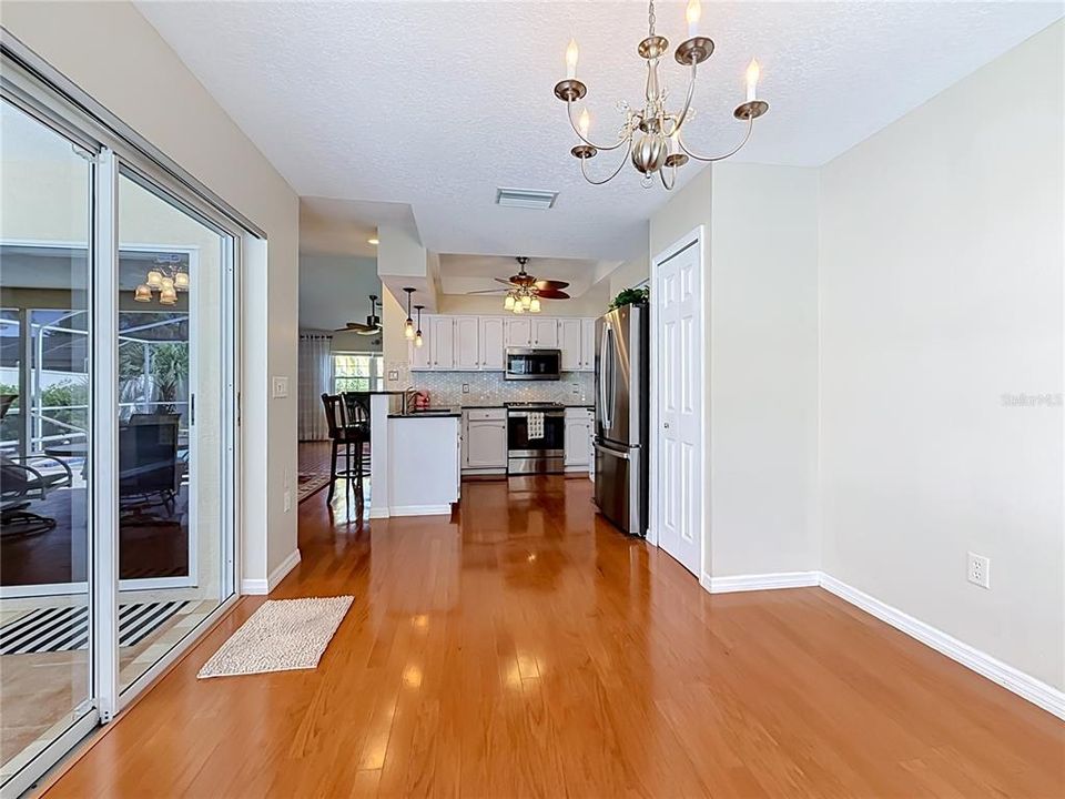 Activo con contrato: $369,500 (3 camas, 2 baños, 1729 Pies cuadrados)