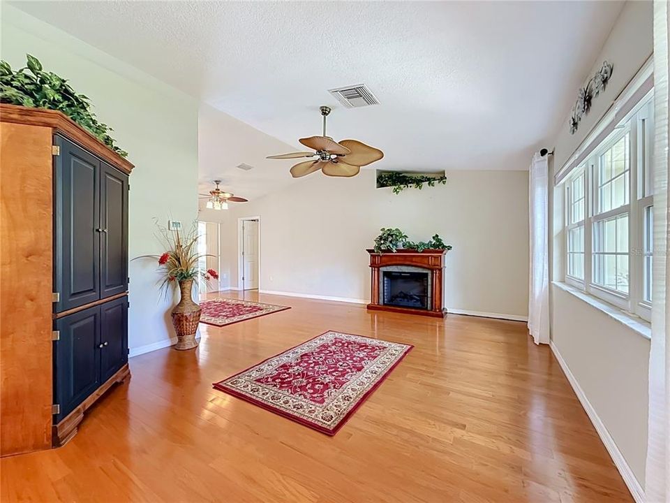 Activo con contrato: $369,500 (3 camas, 2 baños, 1729 Pies cuadrados)
