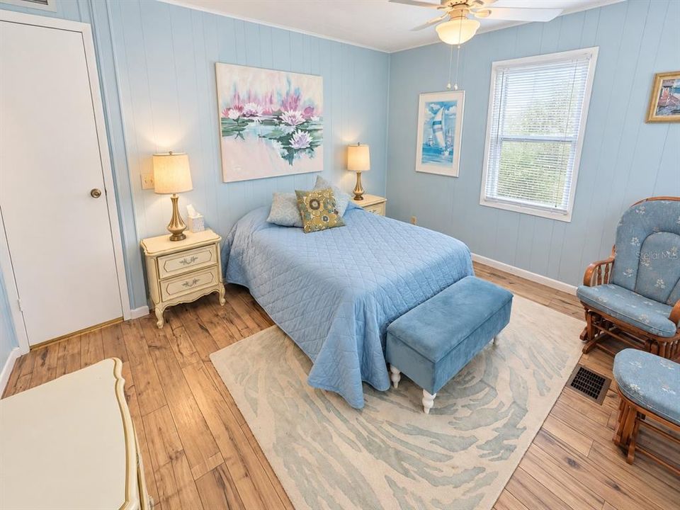 For Sale: $125,000 (2 beds, 2 baths, 1150 Square Feet)