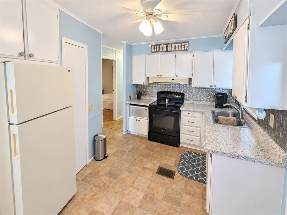 For Sale: $125,000 (2 beds, 2 baths, 1150 Square Feet)