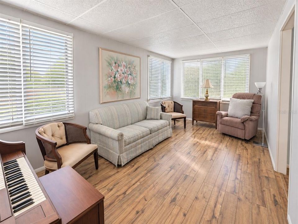 For Sale: $125,000 (2 beds, 2 baths, 1150 Square Feet)