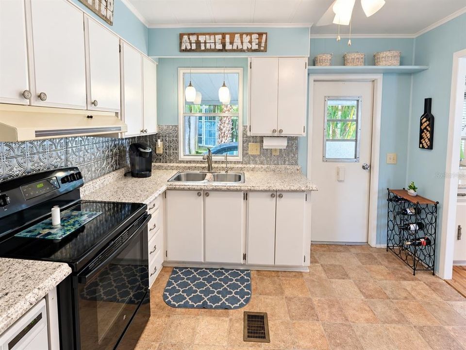 For Sale: $125,000 (2 beds, 2 baths, 1150 Square Feet)