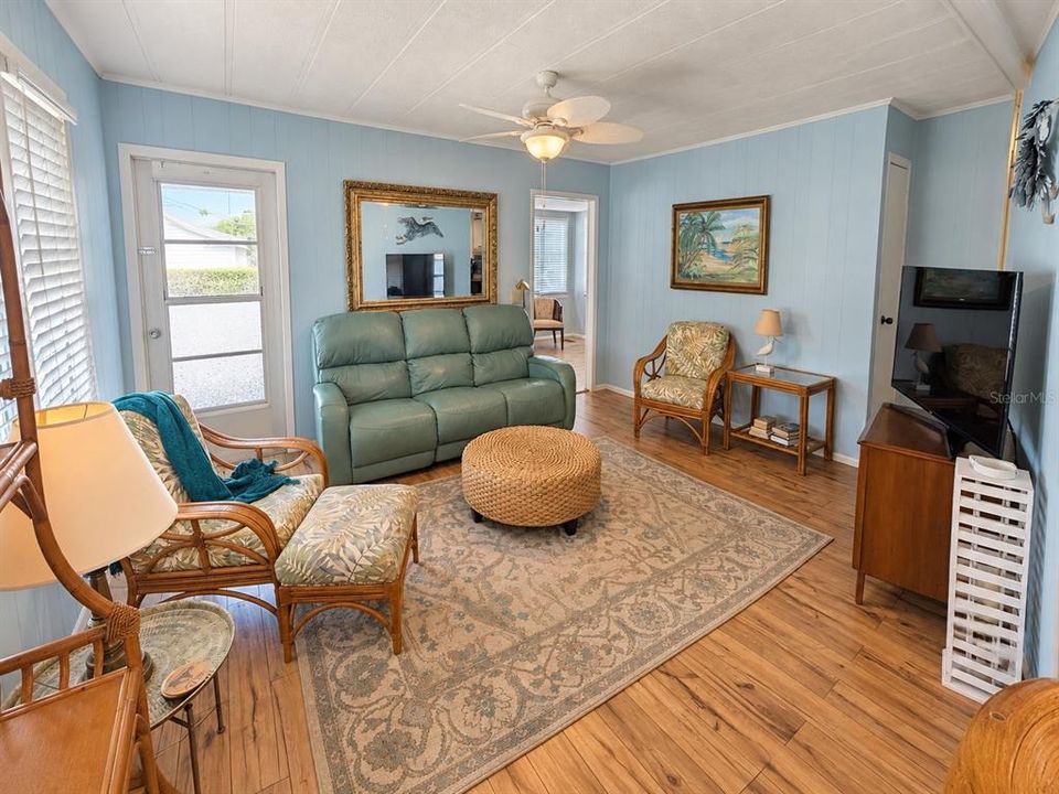 For Sale: $125,000 (2 beds, 2 baths, 1150 Square Feet)