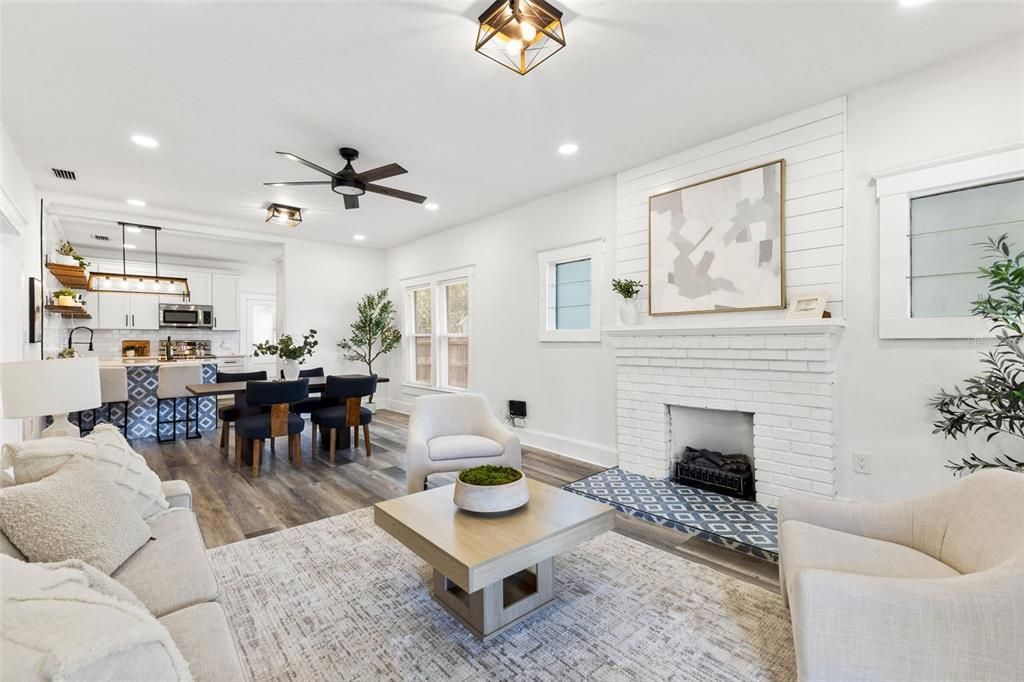 For Sale: $425,000 (2 beds, 2 baths, 1128 Square Feet)