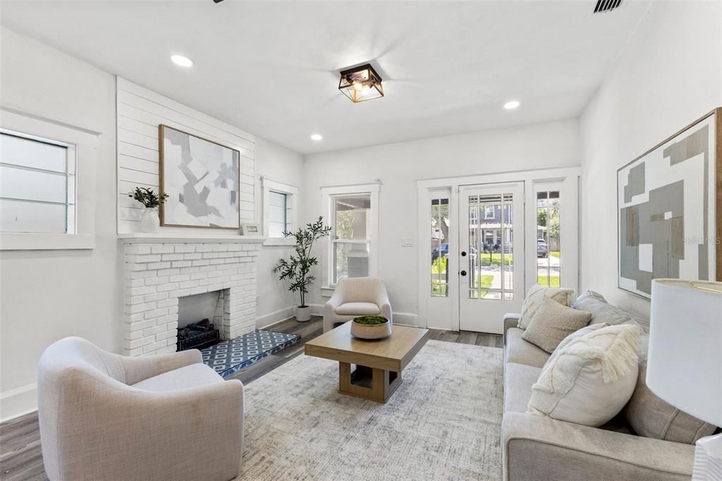 For Sale: $425,000 (2 beds, 2 baths, 1128 Square Feet)