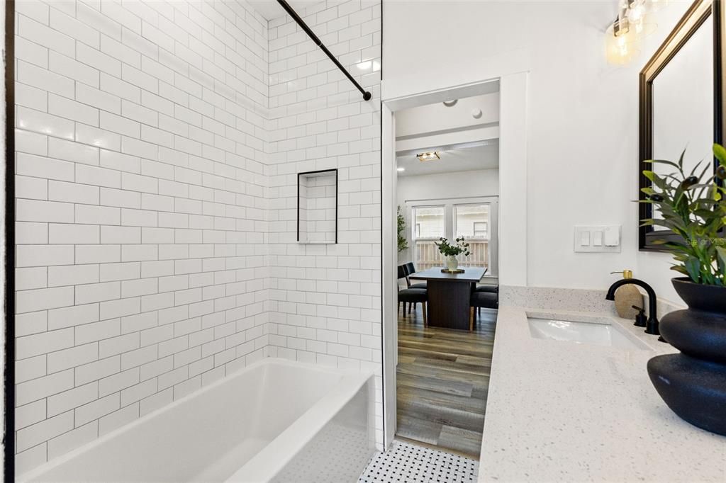 For Sale: $425,000 (2 beds, 2 baths, 1128 Square Feet)