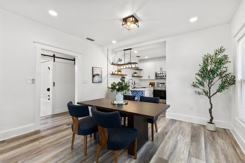 For Sale: $425,000 (2 beds, 2 baths, 1128 Square Feet)