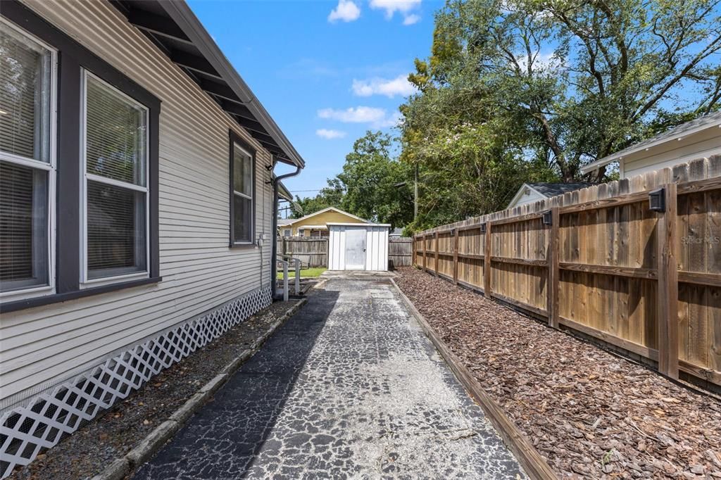For Sale: $425,000 (2 beds, 2 baths, 1128 Square Feet)
