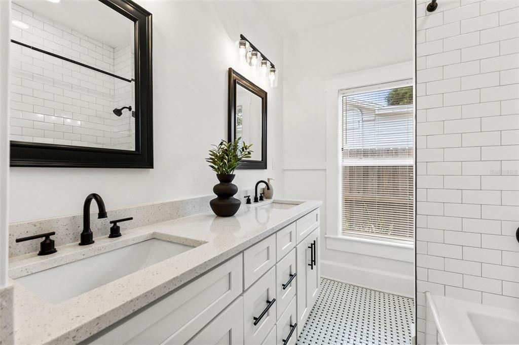 For Sale: $425,000 (2 beds, 2 baths, 1128 Square Feet)