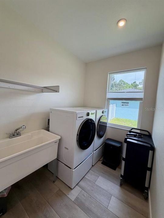 For Sale: $595,000 (3 beds, 2 baths, 1900 Square Feet)