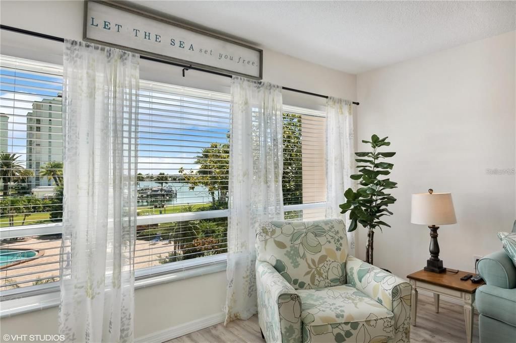 For Sale: $274,900 (1 beds, 1 baths, 950 Square Feet)