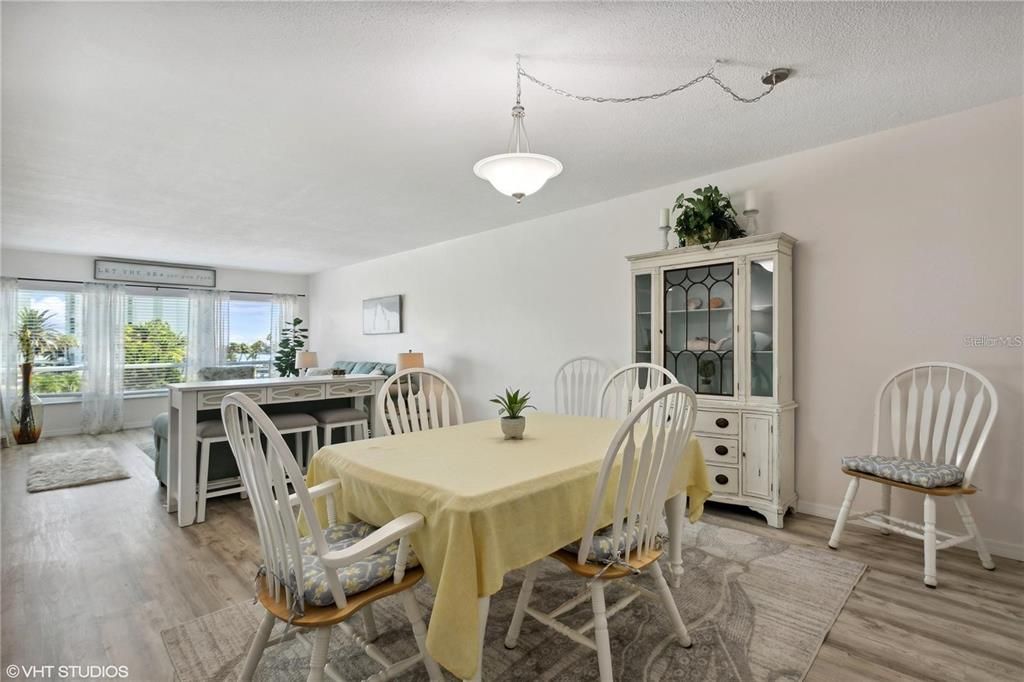 For Sale: $274,900 (1 beds, 1 baths, 950 Square Feet)