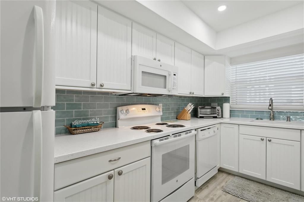 For Sale: $274,900 (1 beds, 1 baths, 950 Square Feet)