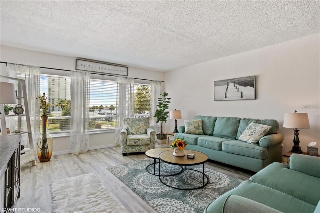 For Sale: $274,900 (1 beds, 1 baths, 950 Square Feet)