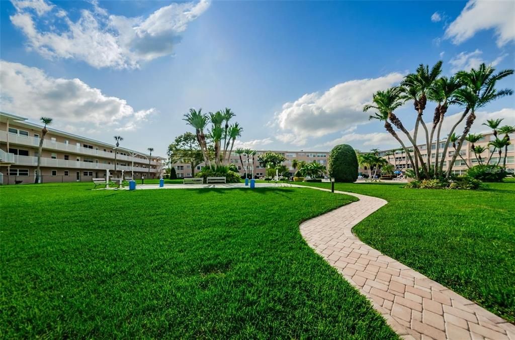 For Sale: $274,900 (1 beds, 1 baths, 950 Square Feet)