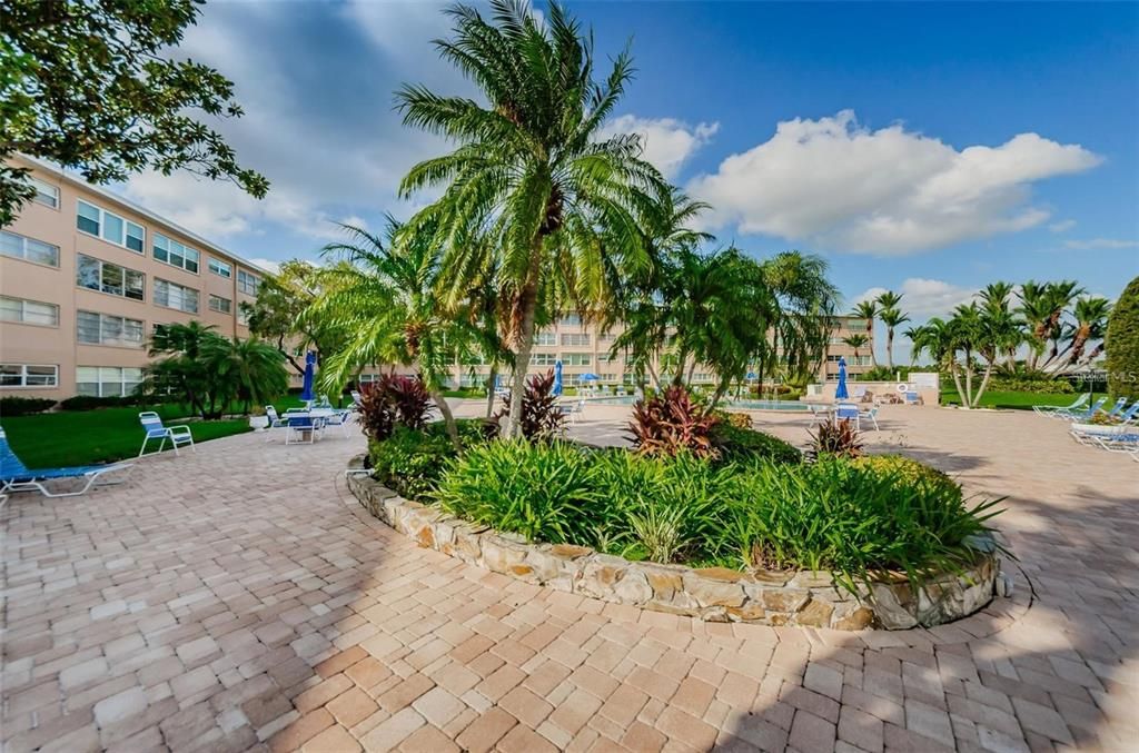 For Sale: $274,900 (1 beds, 1 baths, 950 Square Feet)
