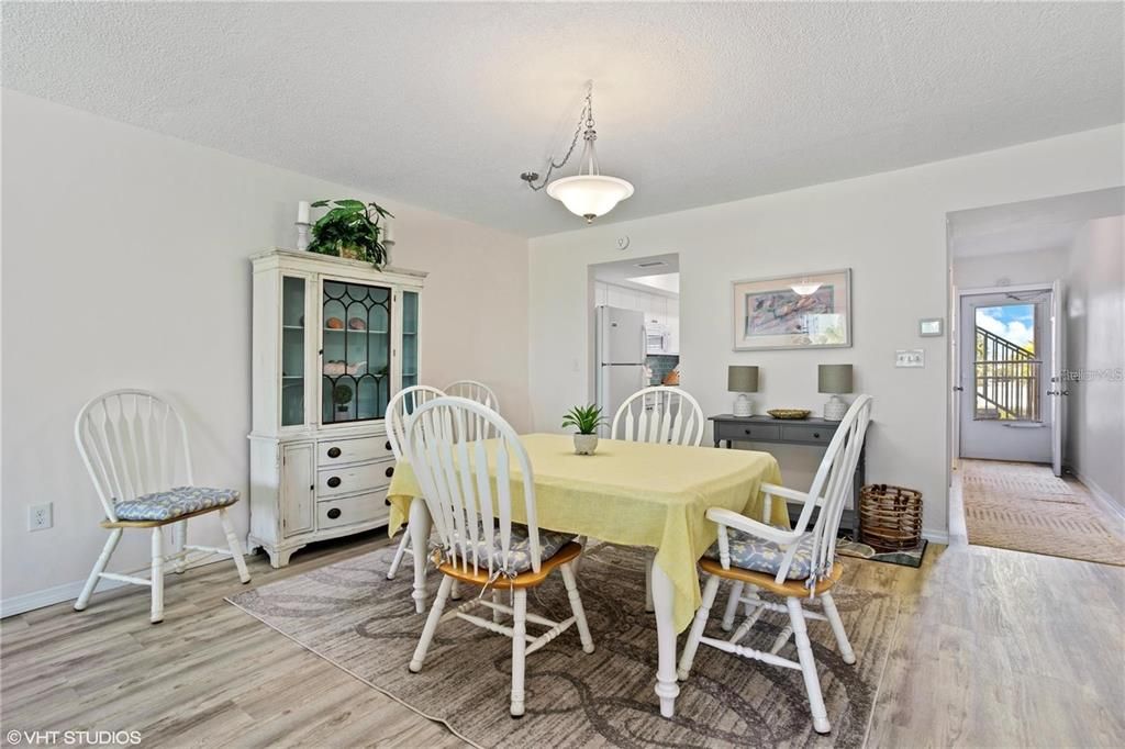 For Sale: $274,900 (1 beds, 1 baths, 950 Square Feet)