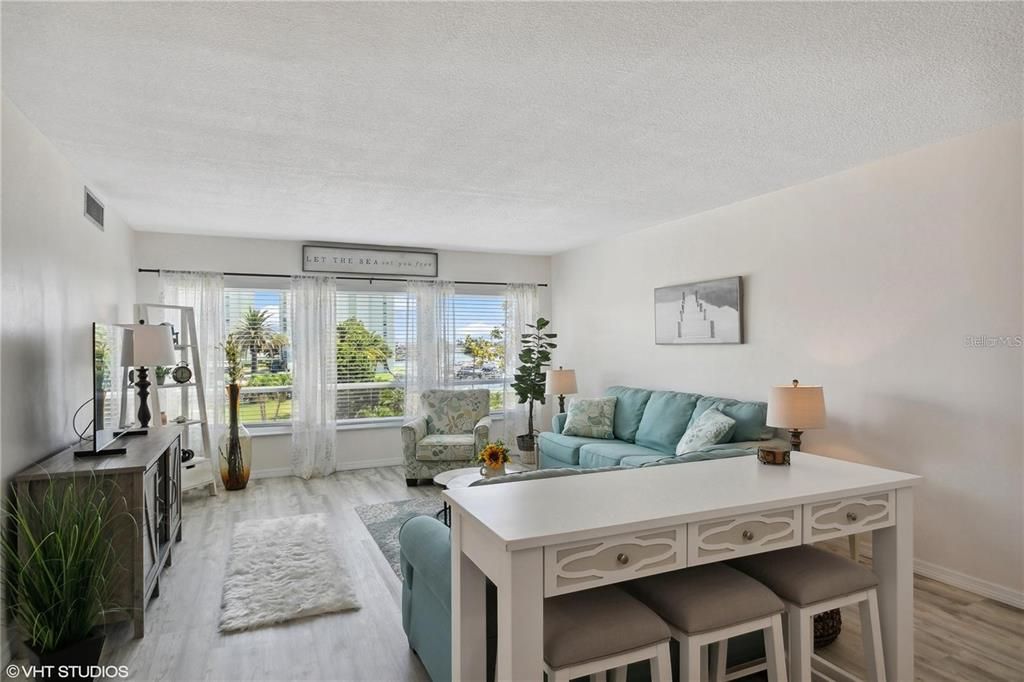 For Sale: $274,900 (1 beds, 1 baths, 950 Square Feet)