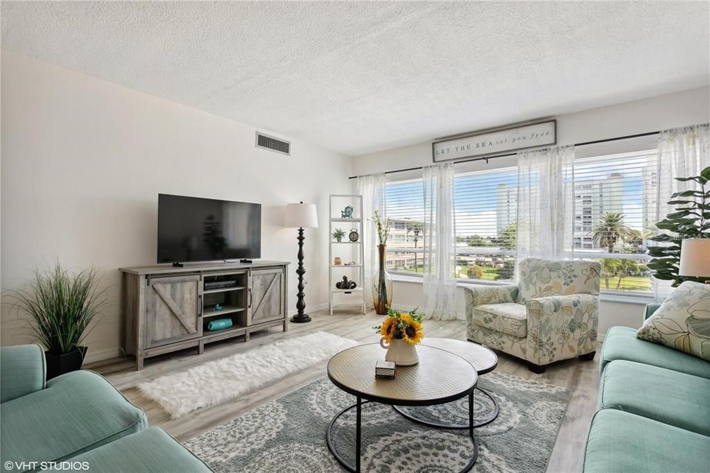 For Sale: $274,900 (1 beds, 1 baths, 950 Square Feet)