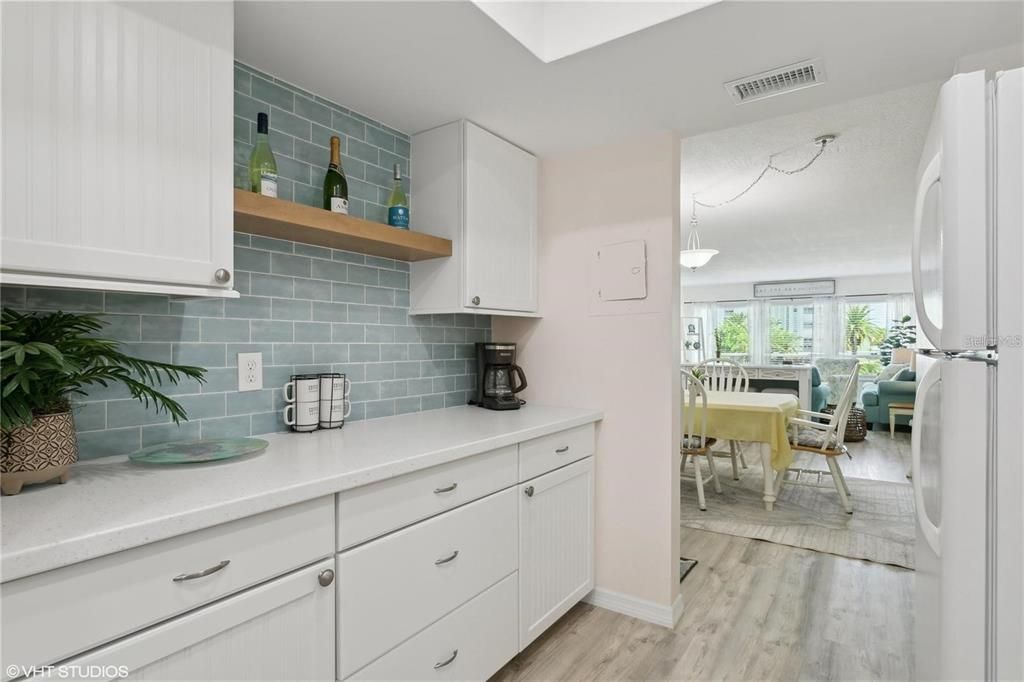 For Sale: $274,900 (1 beds, 1 baths, 950 Square Feet)