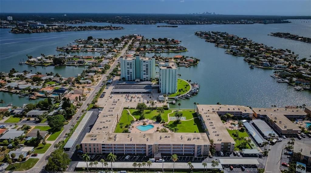 For Sale: $274,900 (1 beds, 1 baths, 950 Square Feet)
