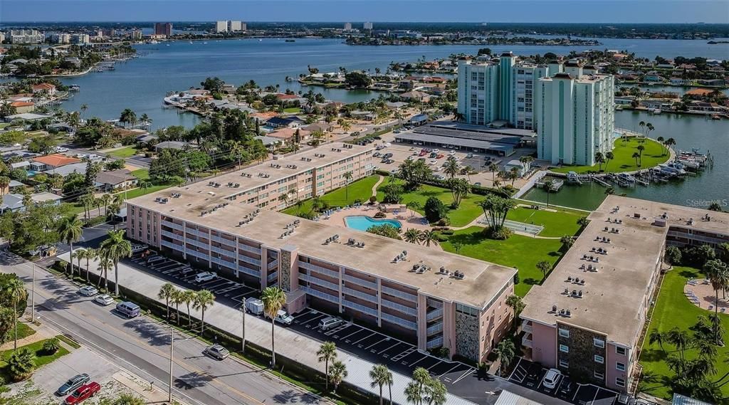 For Sale: $274,900 (1 beds, 1 baths, 950 Square Feet)