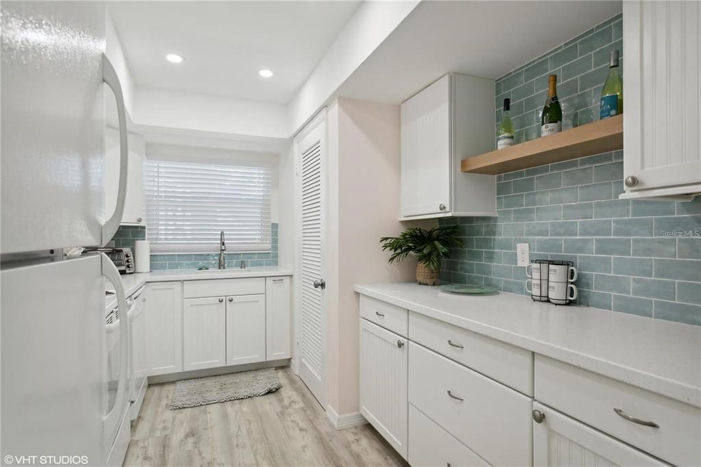 For Sale: $274,900 (1 beds, 1 baths, 950 Square Feet)