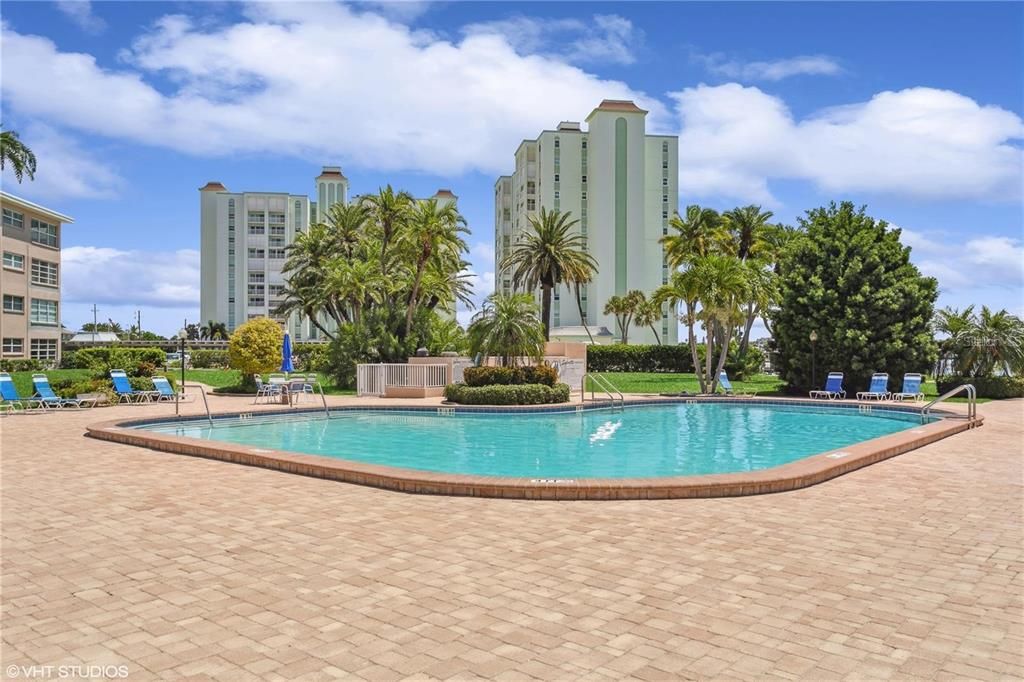 For Sale: $274,900 (1 beds, 1 baths, 950 Square Feet)