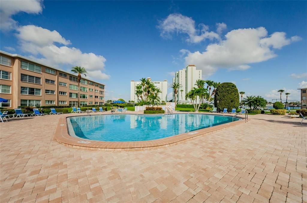 For Sale: $274,900 (1 beds, 1 baths, 950 Square Feet)