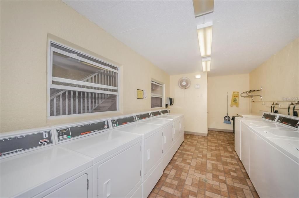 For Sale: $274,900 (1 beds, 1 baths, 950 Square Feet)