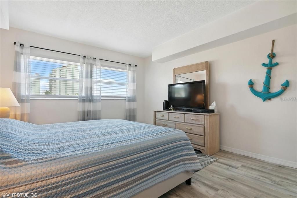 For Sale: $274,900 (1 beds, 1 baths, 950 Square Feet)