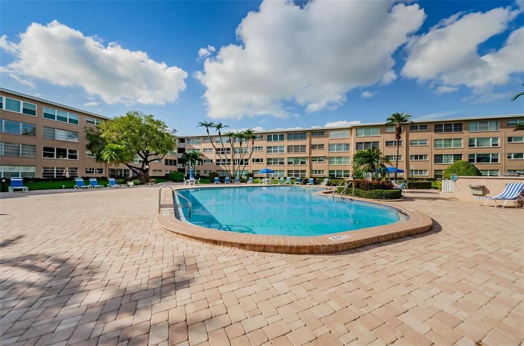 For Sale: $274,900 (1 beds, 1 baths, 950 Square Feet)