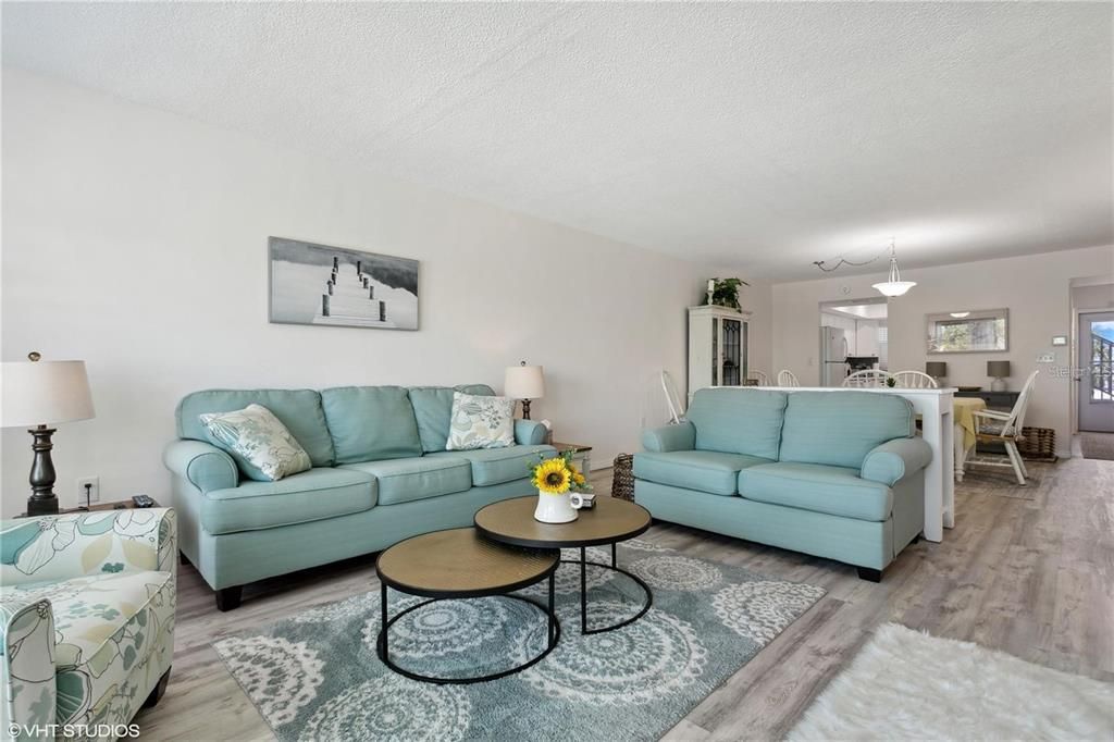 For Sale: $274,900 (1 beds, 1 baths, 950 Square Feet)