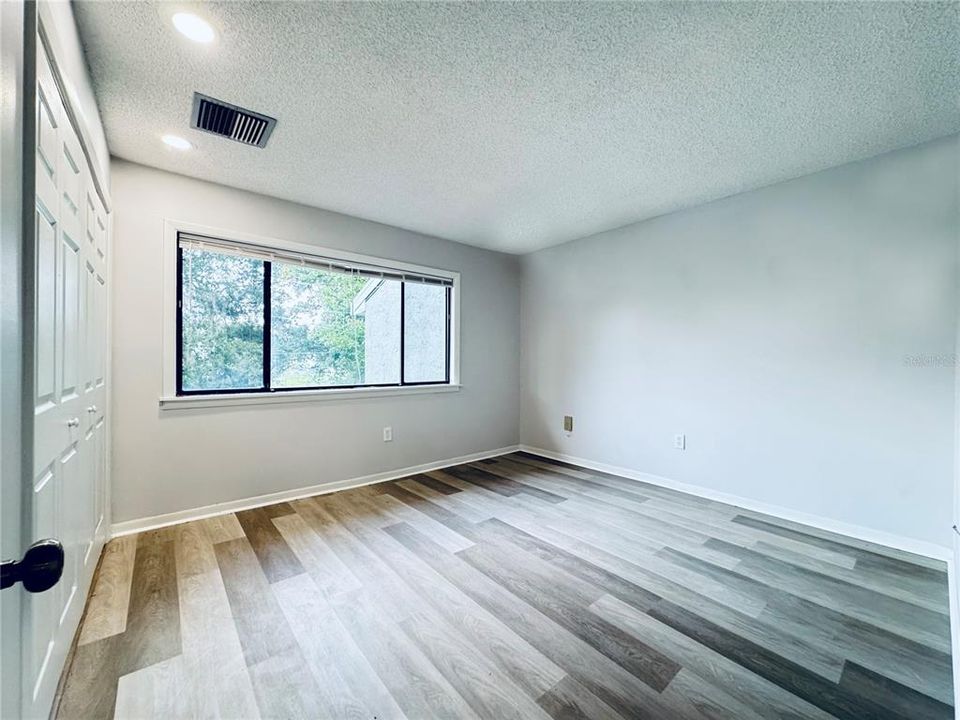 合同活跃: $149,900 (2 贝兹, 1 浴室, 999 平方英尺)