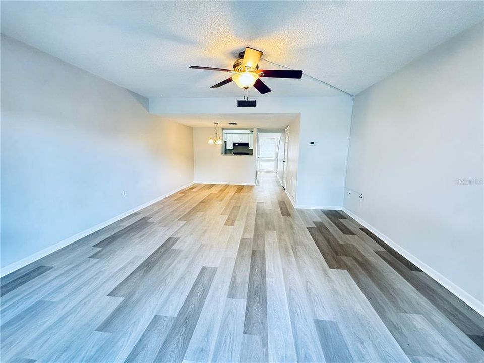 合同活跃: $149,900 (2 贝兹, 1 浴室, 999 平方英尺)