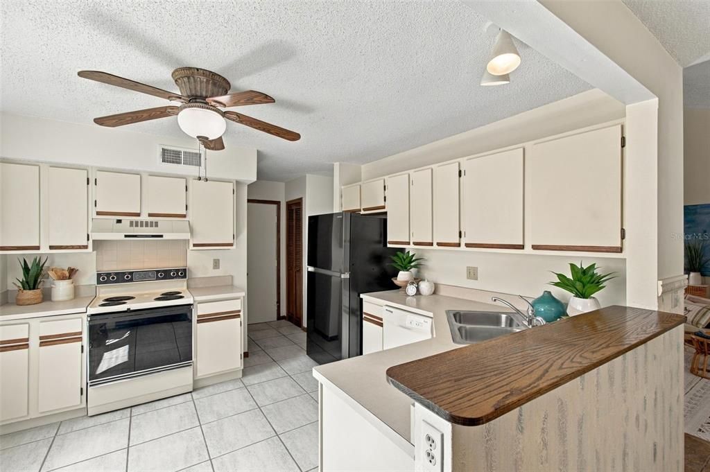 Activo con contrato: $450,000 (3 camas, 2 baños, 1577 Pies cuadrados)