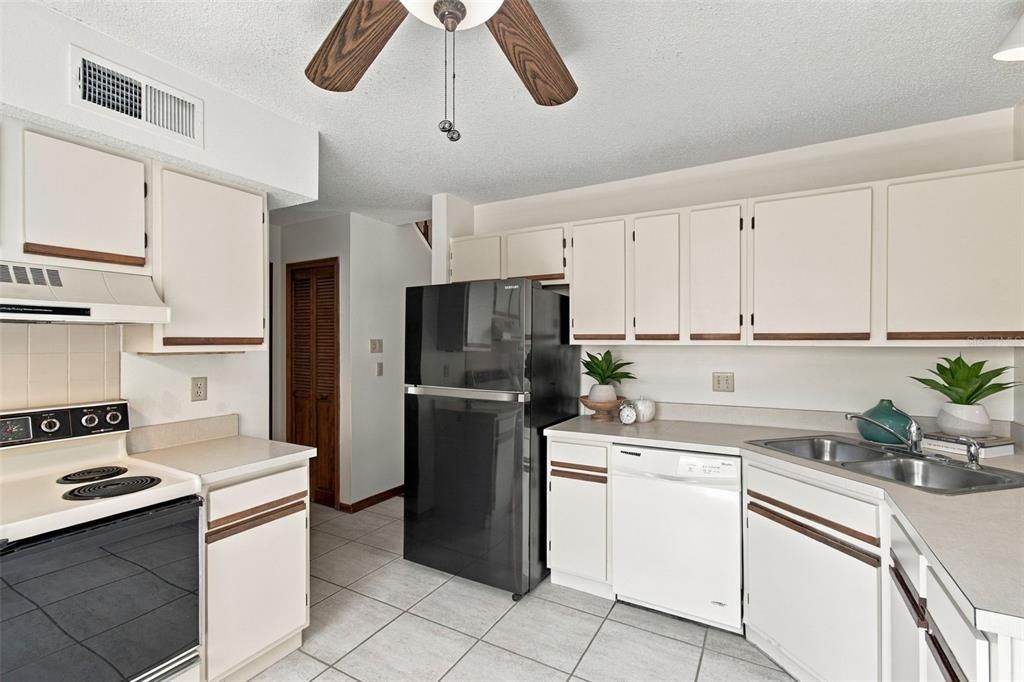 Activo con contrato: $450,000 (3 camas, 2 baños, 1577 Pies cuadrados)