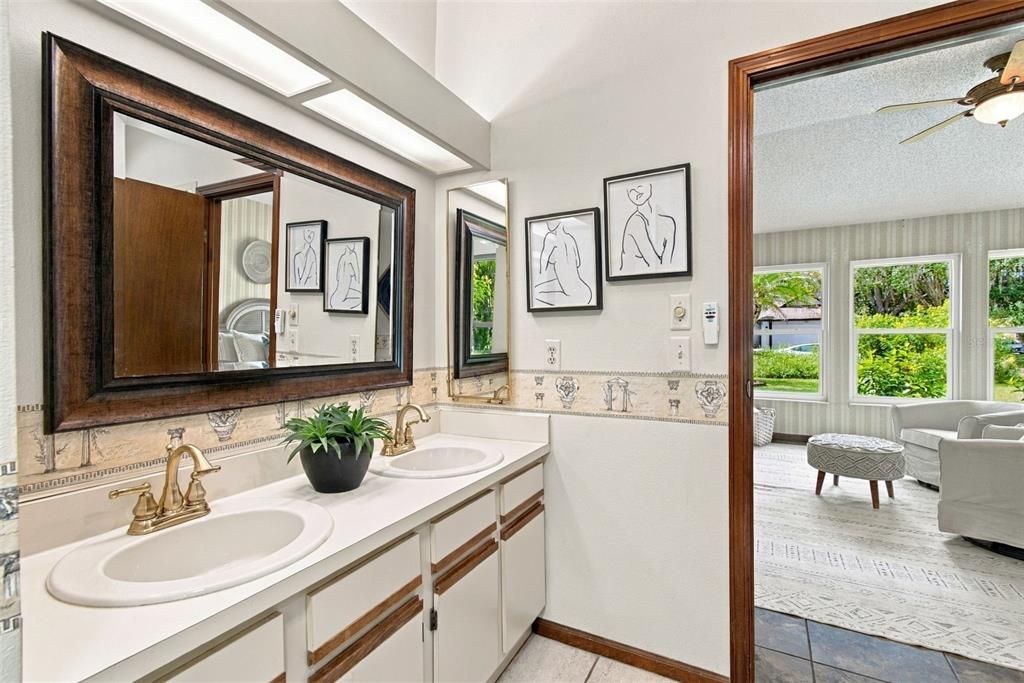 Activo con contrato: $450,000 (3 camas, 2 baños, 1577 Pies cuadrados)