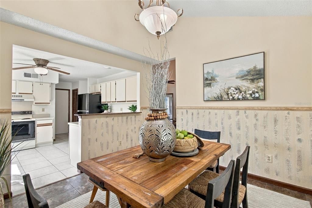 Activo con contrato: $450,000 (3 camas, 2 baños, 1577 Pies cuadrados)