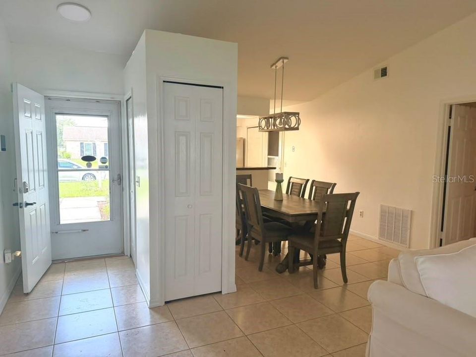 En Venta: $299,900 (3 camas, 2 baños, 1302 Pies cuadrados)