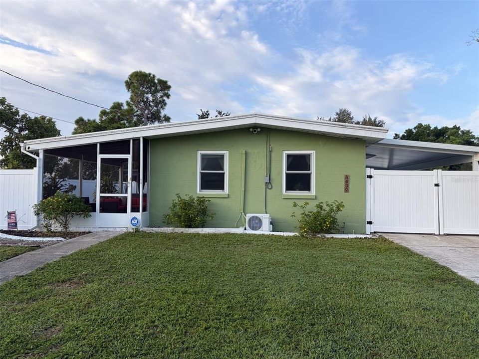 For Sale: $220,000 (1 beds, 1 baths, 588 Square Feet)