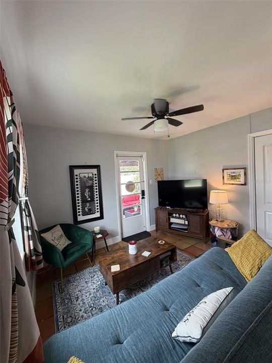 For Sale: $220,000 (1 beds, 1 baths, 588 Square Feet)