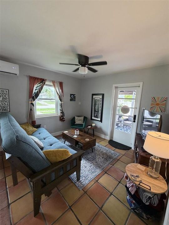 For Sale: $220,000 (1 beds, 1 baths, 588 Square Feet)